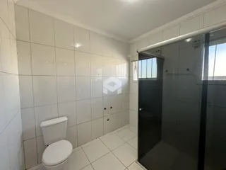 Foto de um banheiro com revestimento cerâmico nas paredes e piso.