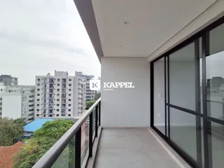 Vista da varanda de um apartamento moderno em Lajeado, com vista para outros edifícios residenciais.