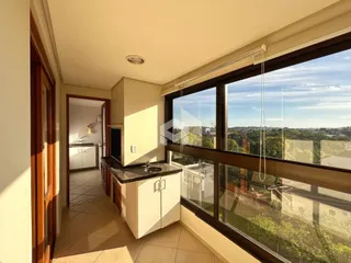Interior de uma sala com vista para a paisagem externa.