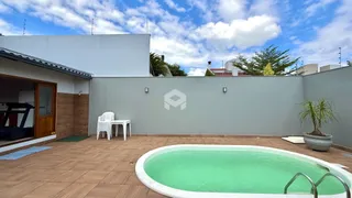 Foto de uma área externa com piscina e parede em Lajeado, Brasil.