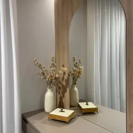 Foto de um corredor com painéis verticais e cortinas brancas.