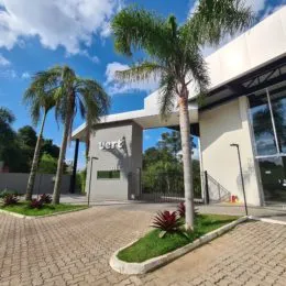 Fachada moderna de um imóvel com palmeiras em Lajeado, Brasil.