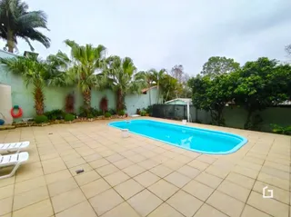 Vista externa de uma piscina e área de lazer em Lajeado, Brasil.