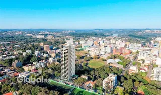 Vista aérea de uma área urbana com vegetação e edifícios na região de Lajeado.
