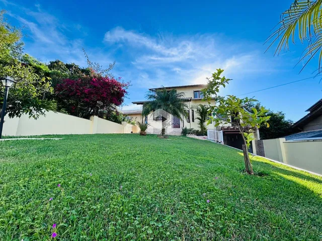 Vista externa de uma residência com jardim verde em Lajeado, Brasil.