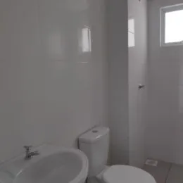 Foto de um banheiro mostrando a pia e o vaso sanitário.