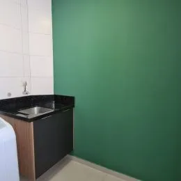 Vista de um balcão com pia em uma área interna da propriedade.