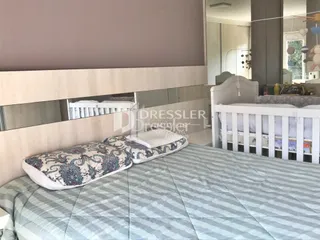 Quarto com cama e cabeceira de madeira em um imóvel no Brasil.