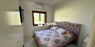 Quarto com cama e janela em um apartamento em Lajeado.