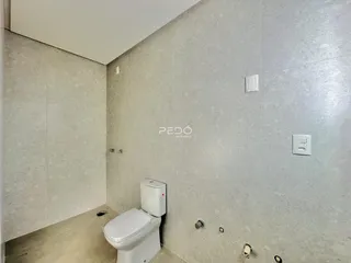 Foto de um banheiro com paredes de revestimento claro.