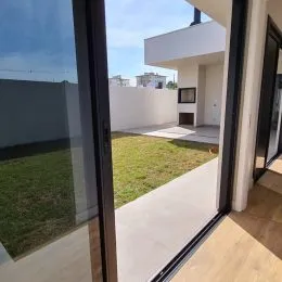 Varanda com vista para gramado verde.