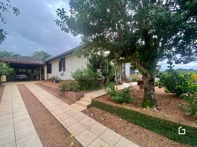 A fachada da casa em Lajeado, Brasil, mostra o jardim e a entrada.
