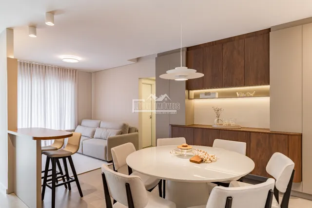 Ambiente interno de sala de jantar com móveis modernos.