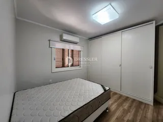 Quarto com cama e armários em um ambiente interno.
