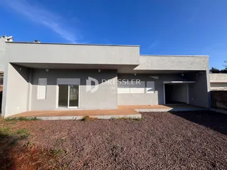 Fachada de uma casa moderna com deck de madeira em Lajeado, Brasil.