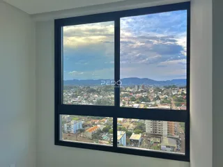 Vista panorâmica da paisagem urbana de Lajeado, Brasil, através de uma janela.