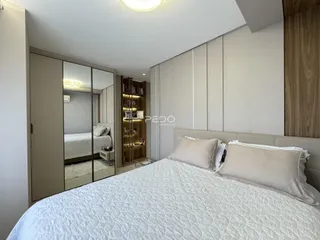 Quarto espaçoso com cama e armários em um apartamento.