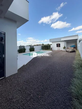 Foto de uma piscina externa em um terreno.