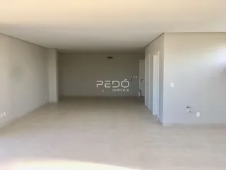 Vista interna de um ambiente vazio com paredes brancas.