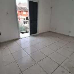 Foto de um ambiente interno com piso de cerâmica claro.
