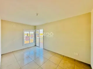 Ambiente interno de uma sala com piso de cerâmica claro.