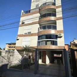 Fachada de um prédio residencial em Lajeado, Brasil, com vários andares e varandas.
