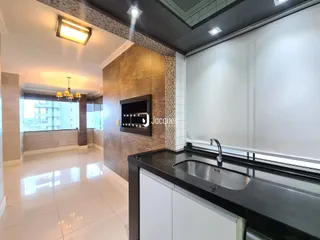 Vista da cozinha e do corredor de uma residência em Lajeado, Brasil.