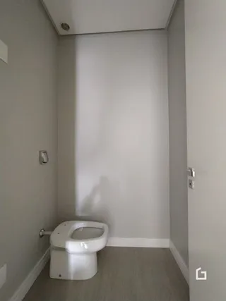 Foto de um banheiro interno.