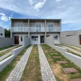 Fachada de uma residência com jardim e calçada em Lajeado.