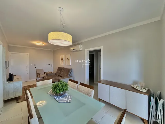 Sala de estar com mesa de jantar e sofá em um imóvel no Brasil.