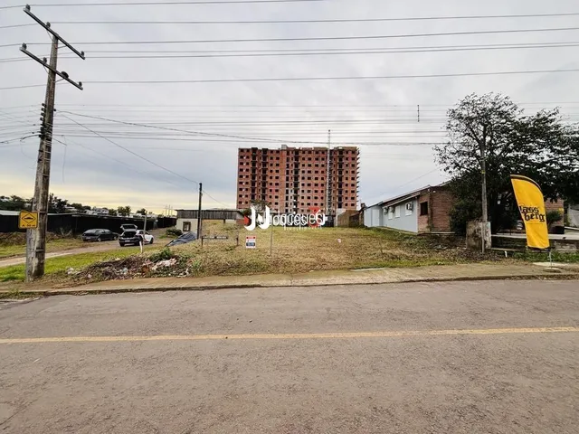 Vista externa de um terreno com vegetação e poste de energia em Lajeado.