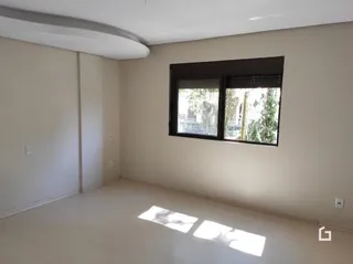 Sala de estar com janela grande.