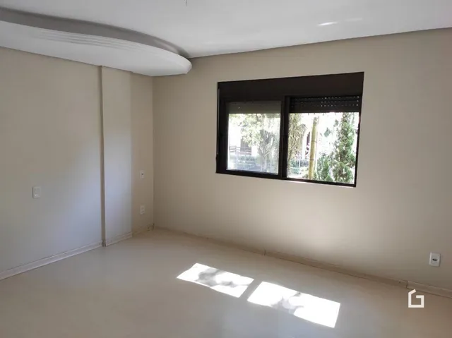 Sala de estar com janela grande.