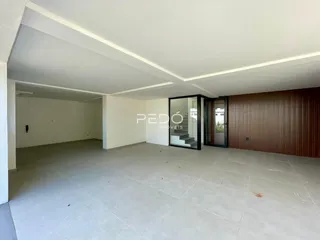 Espaço interno de uma residência com piso de cerâmica clara.