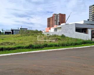 Vista externa de uma propriedade em Lajeado, Brasil, com vegetação alta no primeiro plano.