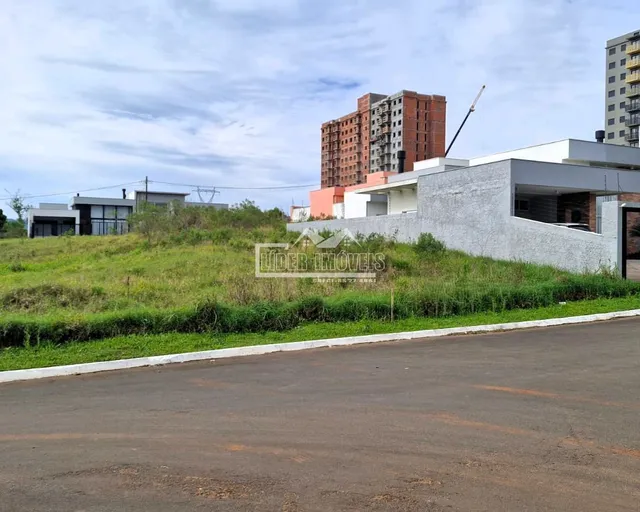 Vista externa de uma propriedade em Lajeado, Brasil, com vegetação alta no primeiro plano.