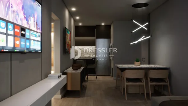 Ambiente moderno com sala de jantar e televisão em um imóvel.