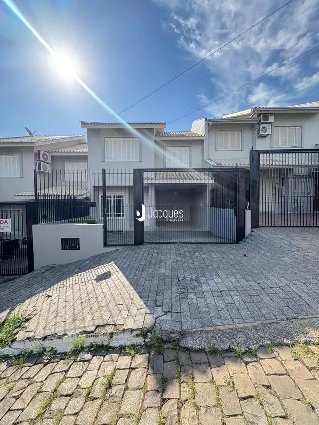 Fachada de uma residência em Lajeado, Brasil, com portão de ferro.