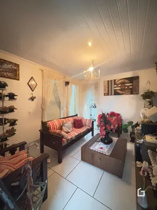 Quarto com cama de madeira e decoração de tecido.