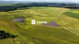 Vista aérea de uma paisagem rural com campos e corpos d'água.