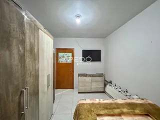 Quarto com armários e televisão em um imóvel no Brasil.