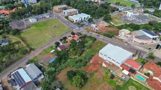 Vista aérea de uma propriedade em Lajeado, mostrando terrenos e estruturas adjacentes.