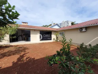 Fachada de uma residência em Lajeado, Brasil, com jardim de terra vermelha na frente.