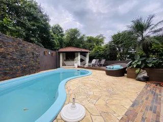 Área externa com piscina e paisagismo em Lajeado, Brasil.