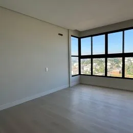 Vista da sala com grande janela mostrando a paisagem externa.