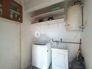 Vista de um corredor interno com prateleiras e equipamentos instalados.