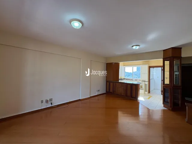 Uma sala de estar ampla com piso de madeira polida.