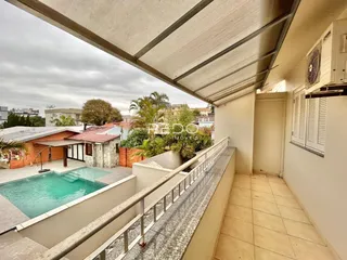 Vista da piscina e da área externa de uma residência em Lajeado.