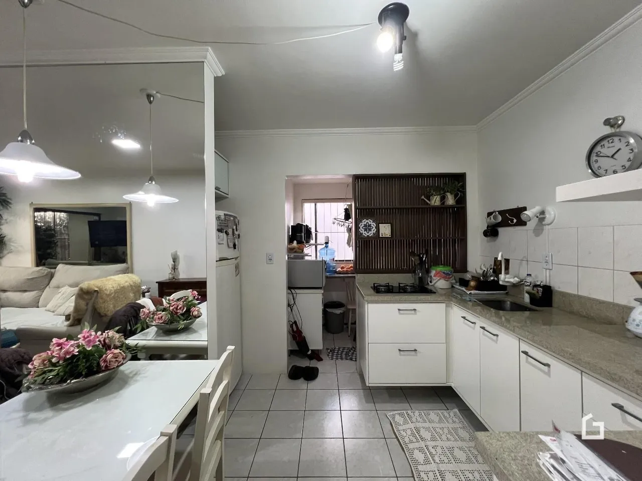Foto de uma cozinha e área de jantar em um imóvel no Brasil.