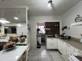Foto de uma cozinha e área de jantar em um imóvel no Brasil.